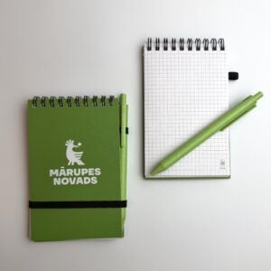 Blociņš ar logo un pildspalvu