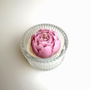 Svece ar ziedu stikla traukā